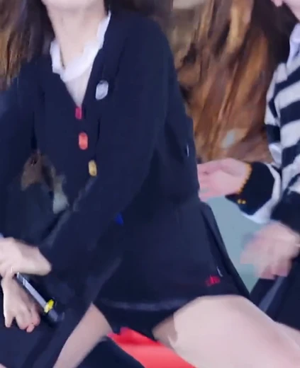 오마이걸 아린 꿀벅지 뒤집힌 남색 테니스치마 쫀쫀한 검속 Y존