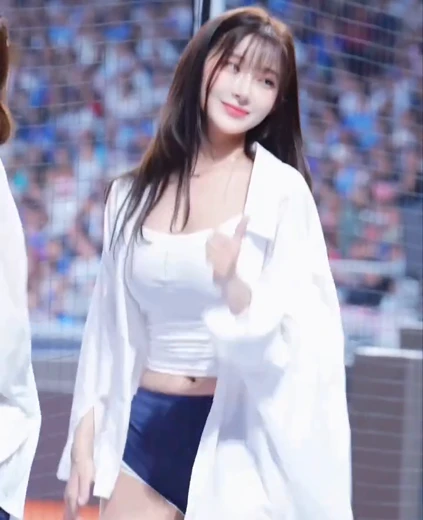 치어리더 이주은 허벅지 팬티급 돌핀팬츠 흰 끈나시 시원한 몸매