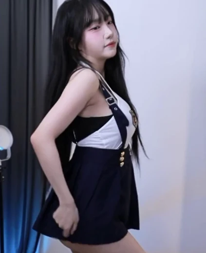 도맑음 가슴골 많이 올려입은 스쿨룩 사실상 엉덩이 다 보여주는 뒤태
