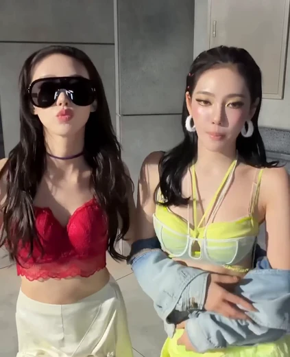 닝닝 지젤 가슴 연두색 홀터넥 브라 빨간 레이스 브라 쇼츠
