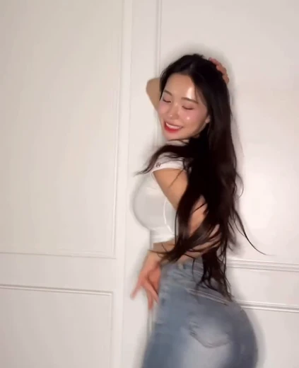 치어리더 이다혜 알가슴 크롭 흰티에 청바지 몸매