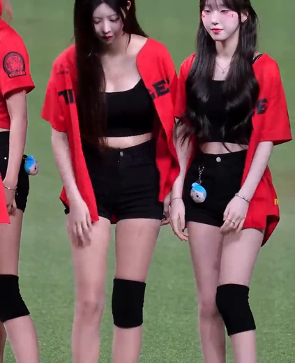 치어리더 김예원 허벅지 신발끈 정리 숙인 가슴골