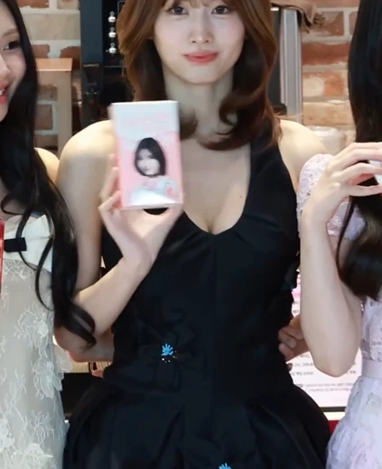 트와이스 모모 가슴골 블랙 미니드레스 아찔한 몸매