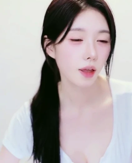 유연 가슴골 브라 비치는 흰 V넥 입고 캐치캐치하는 몸매