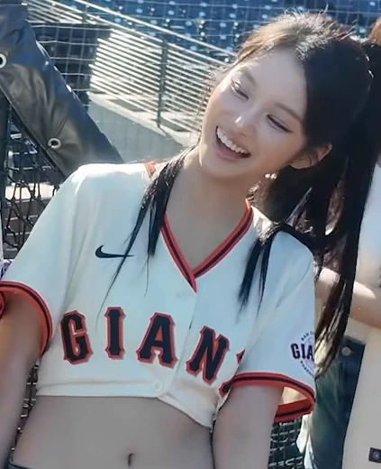 설윤 야꼽 자이언츠 시구 비하인드 잘록한 복부
