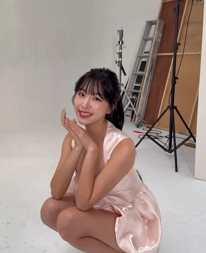 치어리더 안지현 허벅지 연핑크 실크 드레스 가슴골