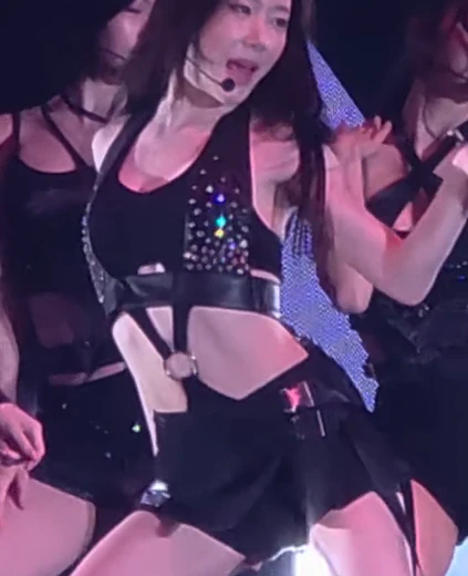 있지 채령 복부 링고리 검정 란제리룩 탄력있는 허벅지 엉밑살