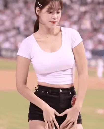 치어리더 김도아 꿀벅지 밀착 흰티 볼륨감