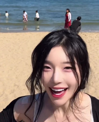 치어리더 조연주 가슴골 광안리 해변에서 노는 블랙진 몸매