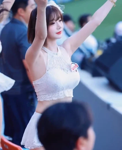 치어리더 이주은 야꼽 홀터넥 화이트 크롭탑 봉긋 가슴