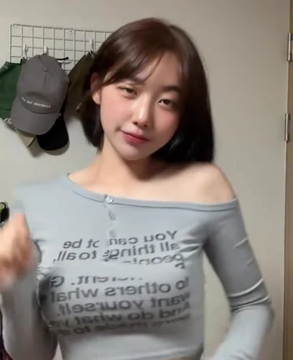 치어리더 김유나 배꼽 봉긋 가슴 크롭티