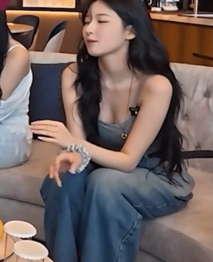 프나 백지헌 가슴골 자컨에서 회색 땡땡이 끈나시 몸매