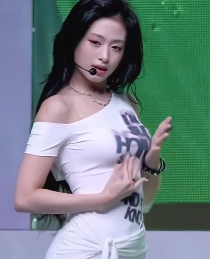 베몬 아현 가슴 봉긋 화이트 원오프숄더 원피스 찰랑이는 바운스