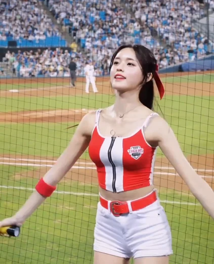 치어리더 박신비 허벅지 앞지퍼 민소매 봉긋 크롭티