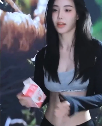 타미미 야꼽 회색 CK 브라 차고 우유곽에 든 물 쏟아붓는 꿀렁임