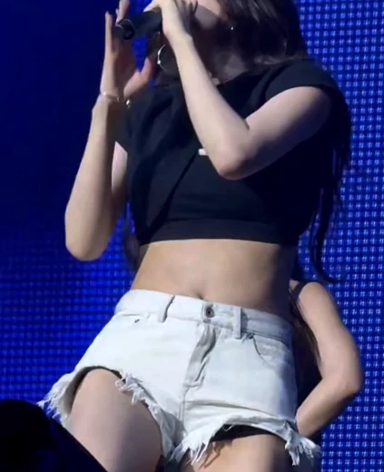 안유진 엉벅지 검정 스포츠브라 꿀복근 배꼽 흰 핫팬츠 떨벅