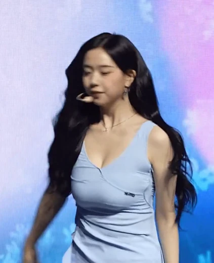 김채연 윗슴골 드디어 장점을 활용하기 시작한 의상