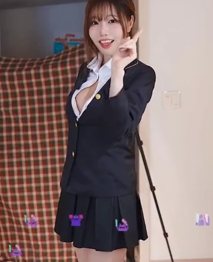 수련수련 가슴골 귀살대 대원 코스프레 단추가 풀려버린 슴부먼트
