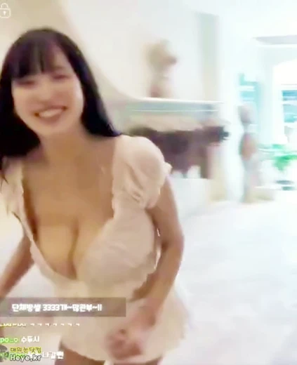 하리미 가슴 삐져나올듯 출렁이는 깊게 파인 흰 셔링 캐미솔