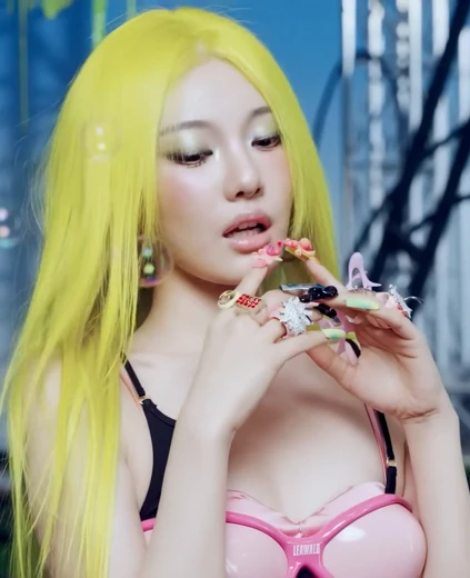 닝닝 윗슴골 뮤비 비하인드 야한 디자인의 핑크색 애나멜 브라 몸매