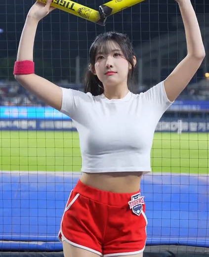 치어리더 고가빈 허벅지 봉긋 가슴 흰 크롭티 돌핀팬츠