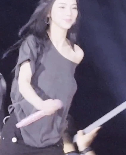 카리나 꿀벅지 회색 원오프숄더 입고 무대 위를 달리는 묵직한 무브먼트
