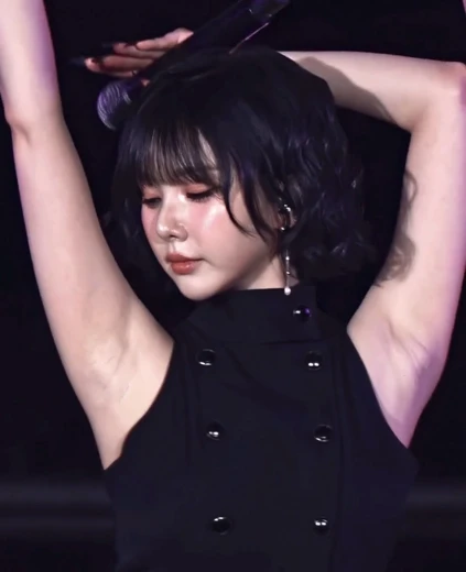 비비지 은하 야드랑이 9버튼 검정 홀터넥 민소매 페로몬 레전드