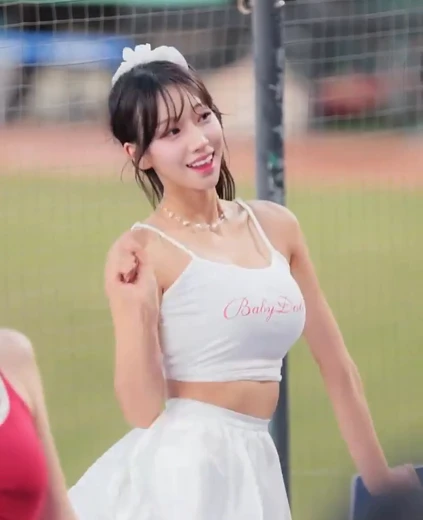 치어리더 우수한 가슴골 캐치캐치 화이트 크롭나시