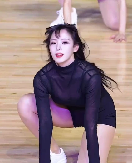 치어리더 하지원 허벅지 특별공연 시스루 블랙티속 블랙 브라 가슴골