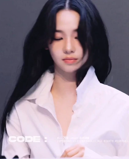 카리나 겨드랑이 팬들 앞에서 셔츠를 훌러덩 벗는 하늘색 캐미솔 ㅗㅜㅑ