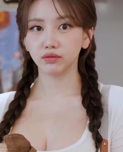 유치땅 가슴골 계속 쳐다보는 알바생 멜빵 흰티