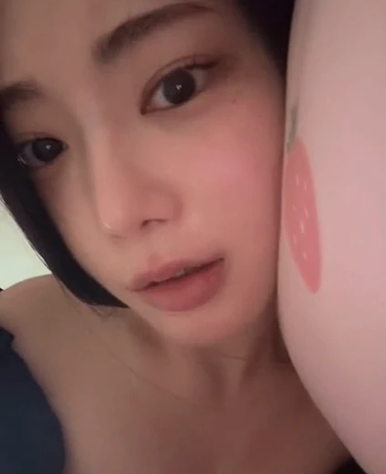 리즈리사 가슴골 자랑하는 옆으로 누워 요망한 자태
