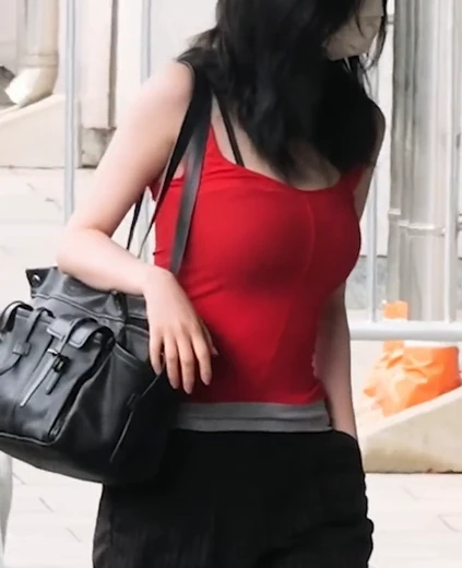 카리나 가슴 검정 브라끈 삐져나온 빨간 나시 입고 뮤뱅 출…