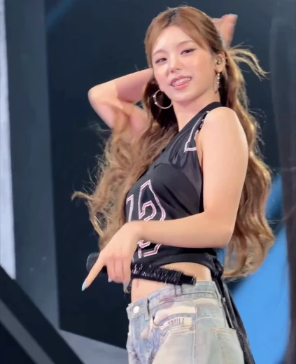 예지 야꼽 머리카락 치워서 검정 홀터넥 매끈한 등짝 기립근
