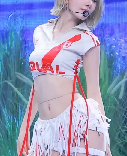 르세라핌 사쿠라 배꼽 허리에 체인끈 감은 잘록한 복부