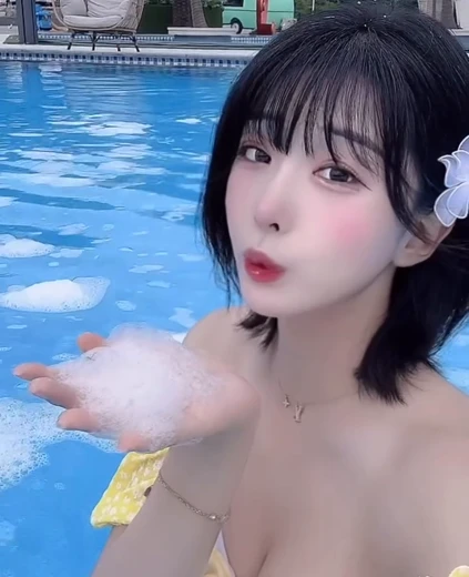 치어리더 천소윤 가슴골 오프솔더 수영복 미모