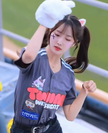 치어리더 김태희 허벅지 심쿵하게 하는 고양이 미모