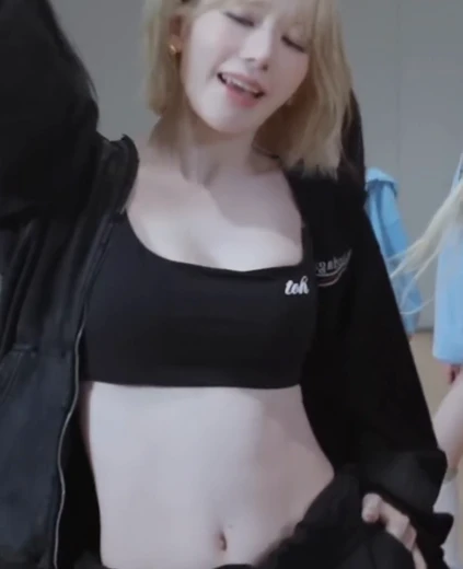 사쿠라 야 검정 끈나시 입고 연습하는 패치 삐져나온 가슴골 무빙