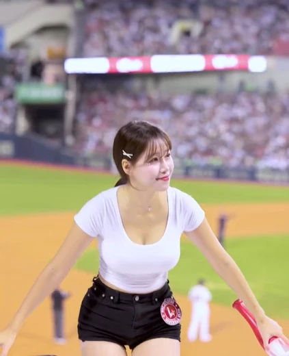 치어리더 김도아 꿀벅지 묵직 가슴 밀착 흰티