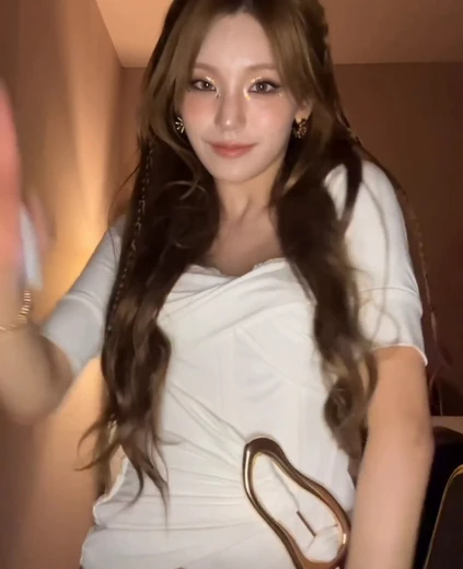 있지 예지 야꼽 챌린지 화이트 셔링 크롭티 잘록한 복부