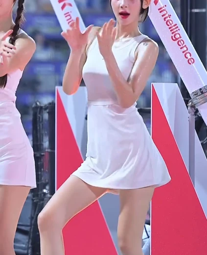 치어리더 정희정 허벅지 물에 젖은 흰 나시 원피스