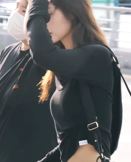 엔믹스 설윤 야꼽 출국하는 검정 크롭티 호피바지 잘록한 복부