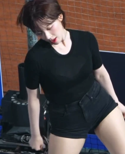 치어리더 하지원 꿀벅지 검정 브라 비치는 시스루티 핫팬츠