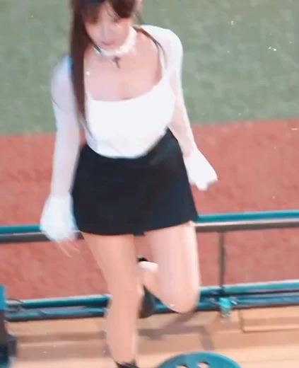 치어리더 이주은 가슴골 의자 짚으며 숙이는 요염한 자태
