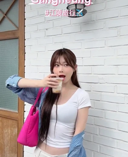 치어리더 김나연 가슴골 여친룩 밀착 흰티 여행중