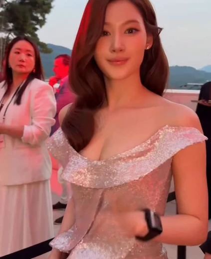사나 가슴골 은색 오프숄더 드레스 요망한 표정
