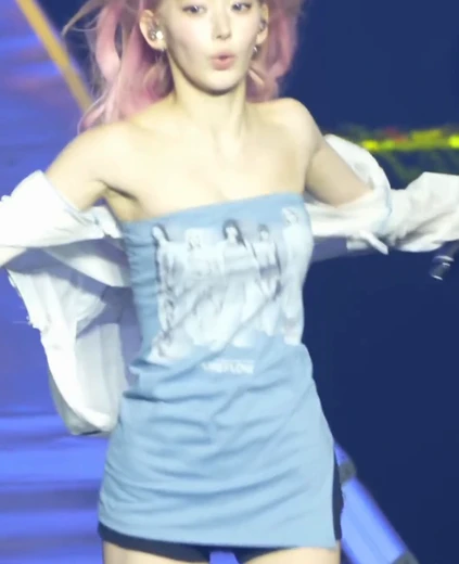 사쿠라 허벅지 하늘색 오프숄더 원피스 입고 뛰어다니는 찰랑이는 윗슴골