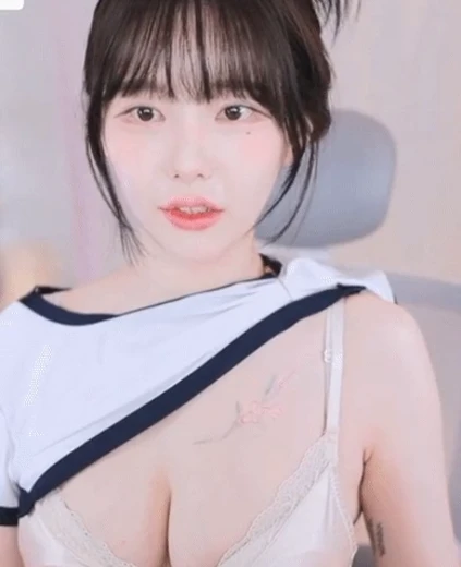 츄정 가슴골 대놓고 핑크색 실크 브래지어 까고 방송