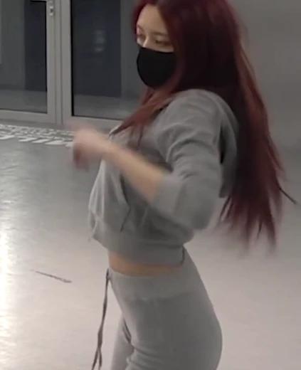 있지 유나 엉덩이 연습실의 타이트한 회색 츄리닝 갈라진 골반핏