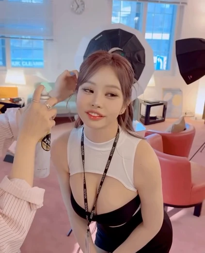 바비앙 야벅지 헤어 수정받는 검정 브라탑 흘러내리는 가슴골